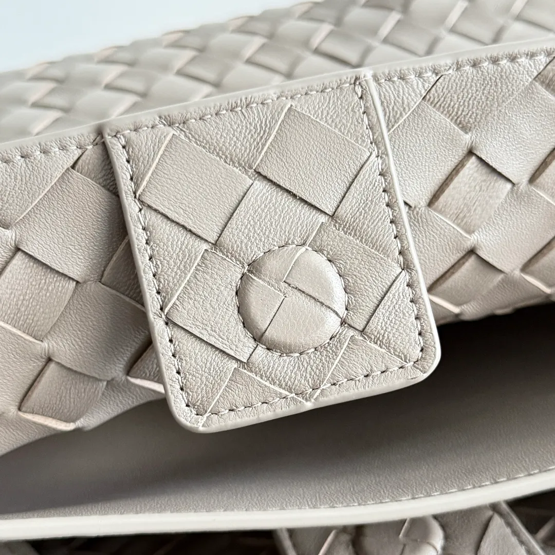 The 2023 new Andiamo batch of 2260 BV has been shipped‼ ️Really popular🔥The new Andiamo woven handbag launched by Bottega Veneta this season is really popular all over the world! ! Celebrities at home and abroad have worn it, and Oscar-winning actress Michelle Yeoh has taken it out on the street. Song Jia, Trai Yara, Yu Feihong, Sanji Ayaka, Rosie Hunting-Whiteley, Yoshioka Riho, etc. have all picked up this bag. It is classic and versatile, showing off its temperament, and the bag capacity is also large, which is very convenient for daily commuting! ! A variety of carrying methods, the shoulder straps can be adjusted by yourself, the original lambskin feels soft and delicate, and the neutral style is made to break gender boundaries and bring a more practical and long-lasting use experience. Andiamo, which has both elegant and casual styles, perfectly interprets the true appearance of "fashionable old money style". Style number: 743572 Size: 32*24*12